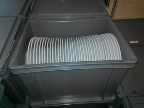 Bak met 35 platte borden 24cm